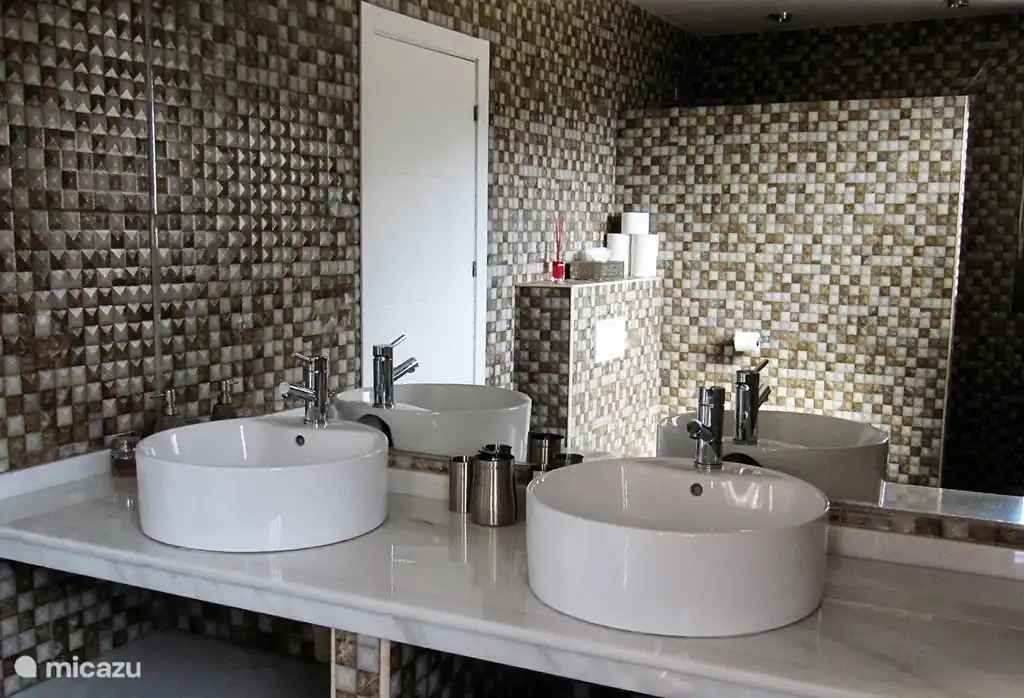 Baño muy amplio con plato de ducha