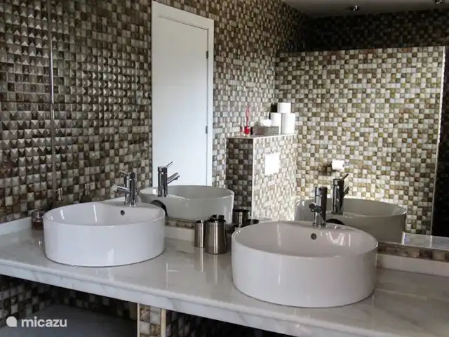 Villa de vacances de luxe, Finca Nirvana | Espagne, Andalousie, Colmenar - maison de vacances Salle de bain très spacieuse avec douche à l'italienne