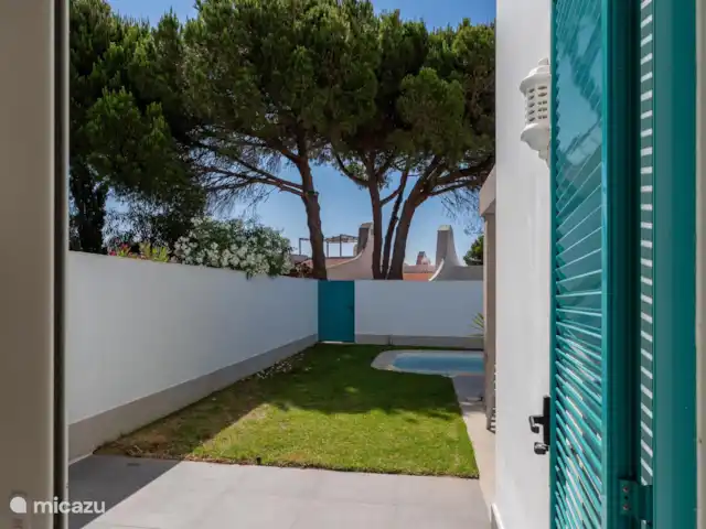 Casa Carpe Diem | Portugal, Algarve, Alvor - villa Vue de la chambre du rez-de-chaussée sur le jardin et la piscine.