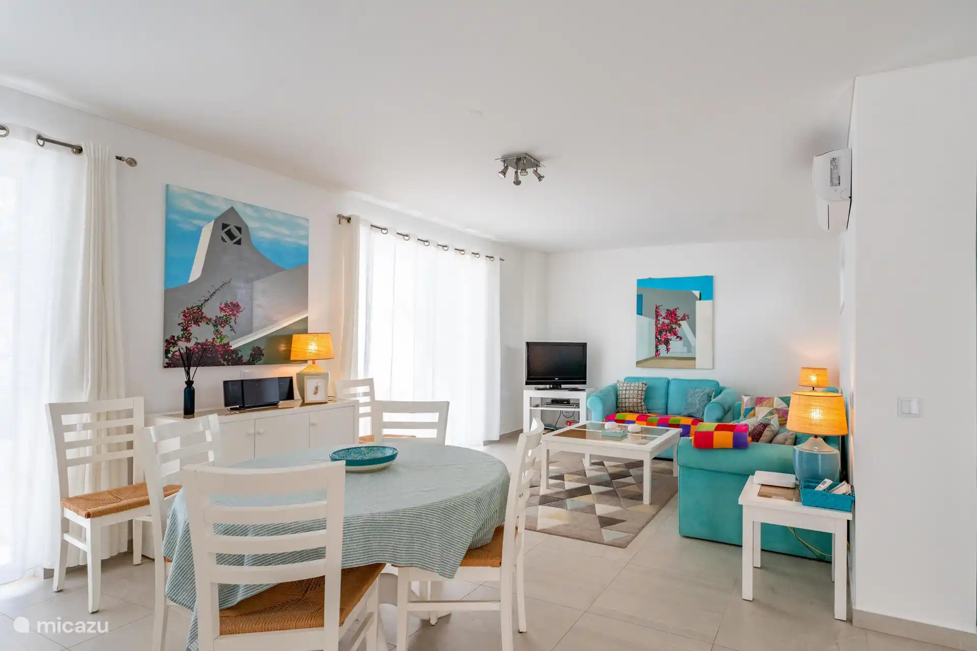 Salon avec accès à la terrasse du rez-de-chaussée et à la piscine.