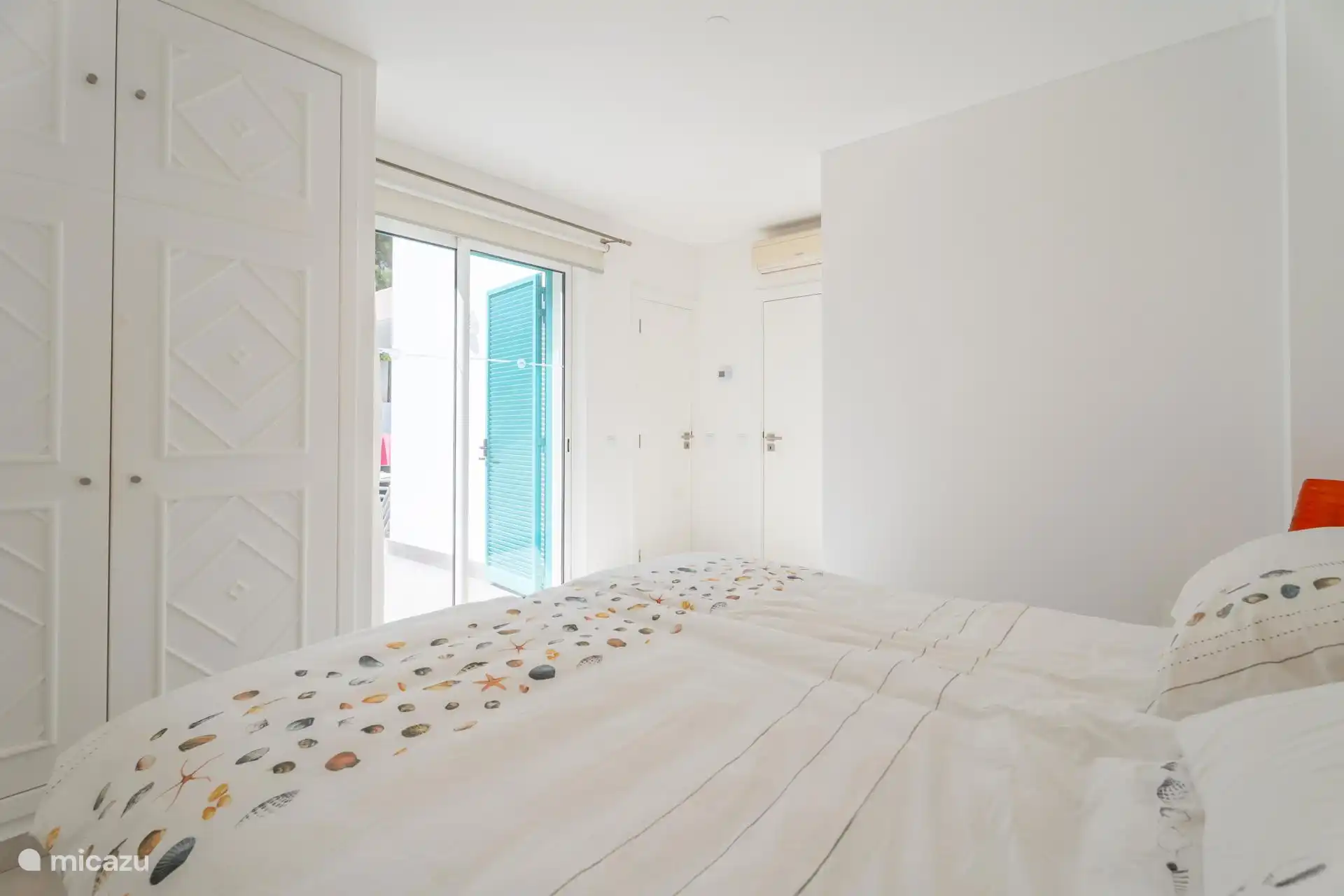 Chambre à l’étage avec vue sur le jardin et grand placard de rangement. à côté d’une grande salle de bains entièrement équipée et dotée d’une douche à l’italienne.