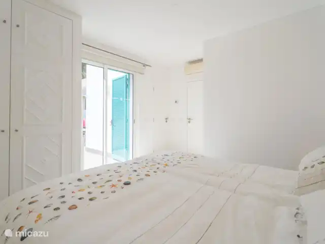Casa Carpe Diem | Portugal, Algarve, Alvor - villa Chambre à l’étage avec vue sur le jardin et grand placard de rangement. à côté d’une grande salle de bains entièrement équipée et dotée d’une douche à l’italienne.