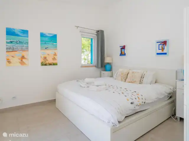 Casa Carpe Diem | Portugal, Algarve, Alvor - villa La chambre principale avec accès à la terrasse à l’étage. Cette terrasse est à nouveau reliée à un escalier extérieur qui descend. 2 grands placards de rangement et à côté de la salle de bain avec douche à l’italienne.
