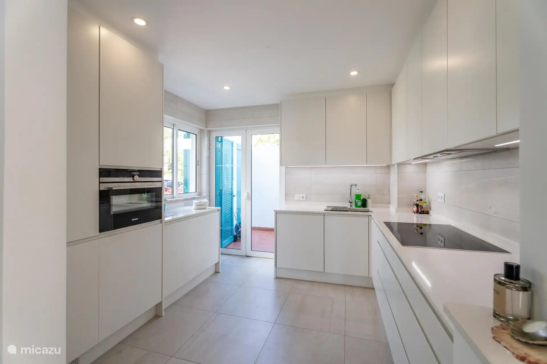 Cuisine très moderne, entièrement équipée avec sèche-linge, lave-linge, lave-vaisselle, four-micro-ondes et plaque vitrocéramique. Accès à la place derrière.