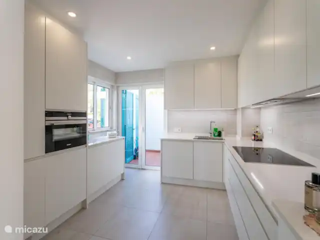 Casa Carpe Diem | Portugal, Algarve, Alvor - villa Cuisine très moderne, entièrement équipée avec sèche-linge, lave-linge, lave-vaisselle, four-micro-ondes et plaque vitrocéramique. Accès à la place derrière.