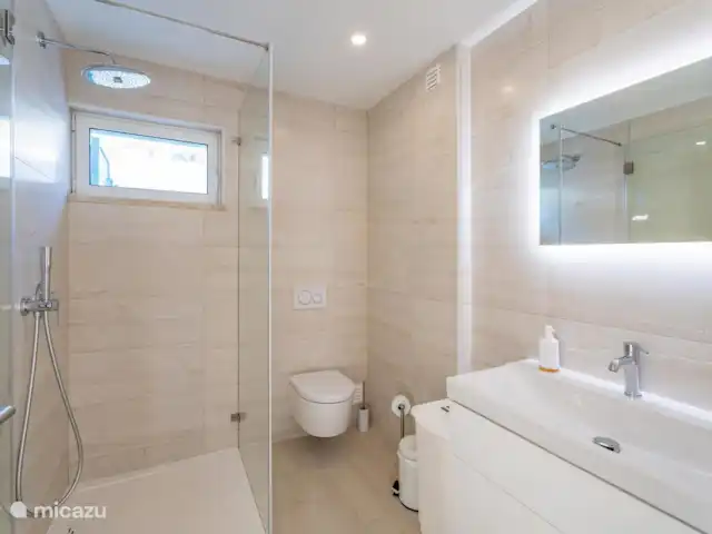 Casa Carpe Diem | Portugal, Algarve, Alvor - villa Salle de bain au rez-de-chaussée adjacente à la chambre, douche à l’italienne.