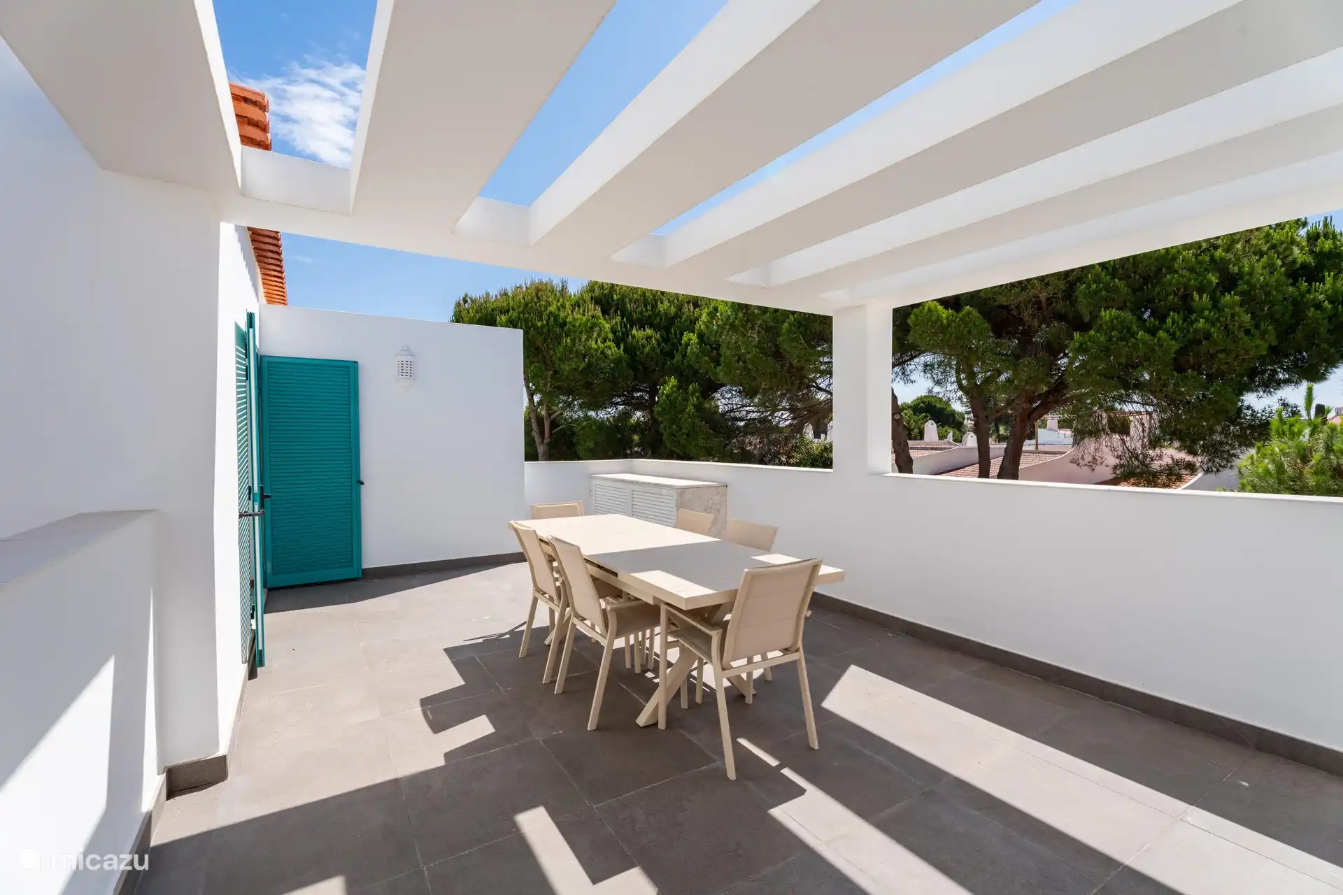 Terrasse sur le toit très spacieuse avec vue sur la mer et accessible par un escalier extérieur et depuis la chambre principale.
