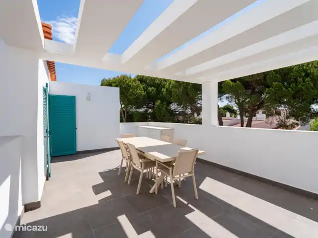 Casa Carpe Diem | Portugal, Algarve, Alvor - villa Terrasse sur le toit très spacieuse avec vue sur la mer et accessible par un escalier extérieur et depuis la chambre principale.