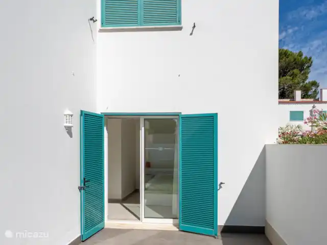 Casa Carpe Diem | Portugal, Algarve, Alvor - villa Portes-fenêtres donnant sur la chambre du rez-de-chaussée avec une terrasse privée.