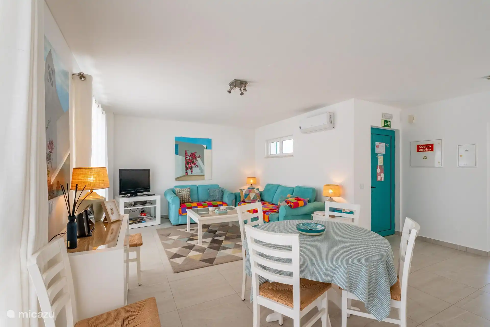 Le salon, avec accès à la terrasse inférieure et à la piscine et à la cuisine ouverte.