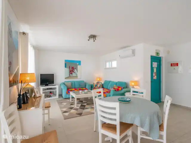 Casa Carpe Diem | Portugal, Algarve, Alvor - villa Le salon, avec accès à la terrasse inférieure et à la piscine et à la cuisine ouverte.