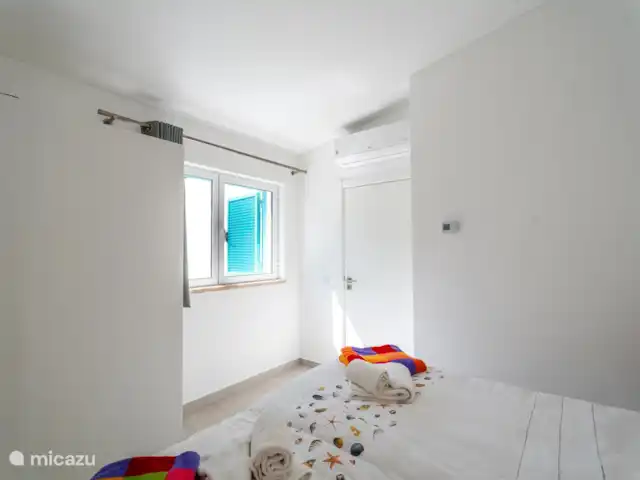Casa Carpe Diem | Portugal, Algarve, Alvor - villa Chambre spacieuse à l’étage avec placards et vue sur le jardin et la piscine.