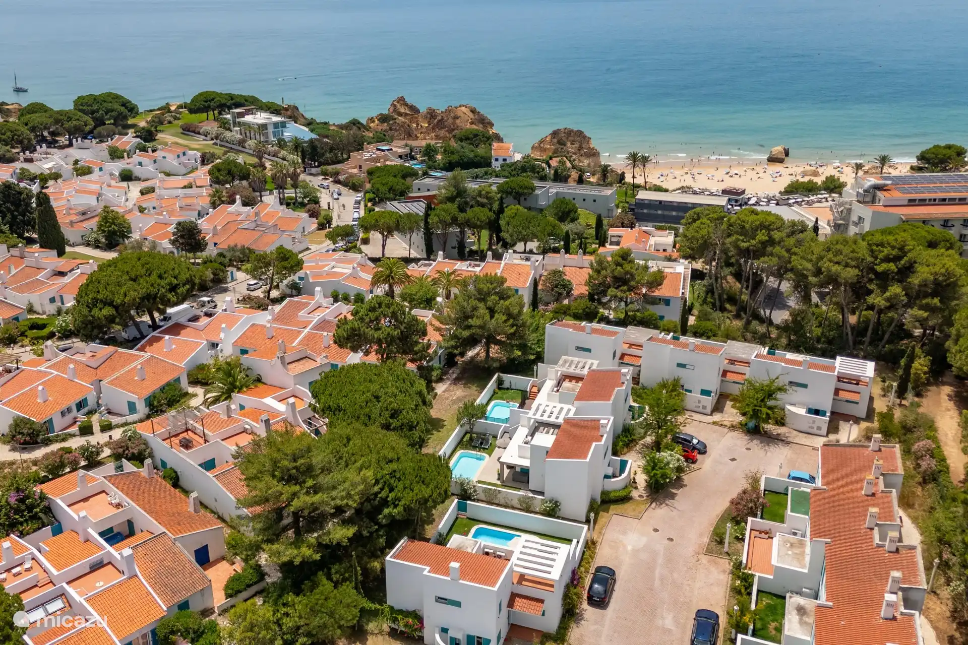 Une photo de drone de Casa Carpe Diem. L’avant-dernière maison avec piscine ; pas de circulation devant la porte ; Rue sans issue et beaucoup d’endroits pour se garer.