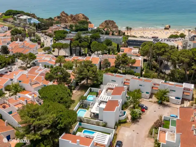 Casa Carpe Diem | Portugal, Algarve, Alvor - villa Une photo de drone de Casa Carpe Diem. L’avant-dernière maison avec piscine ; pas de circulation devant la porte ; Rue sans issue et beaucoup d’endroits pour se garer.