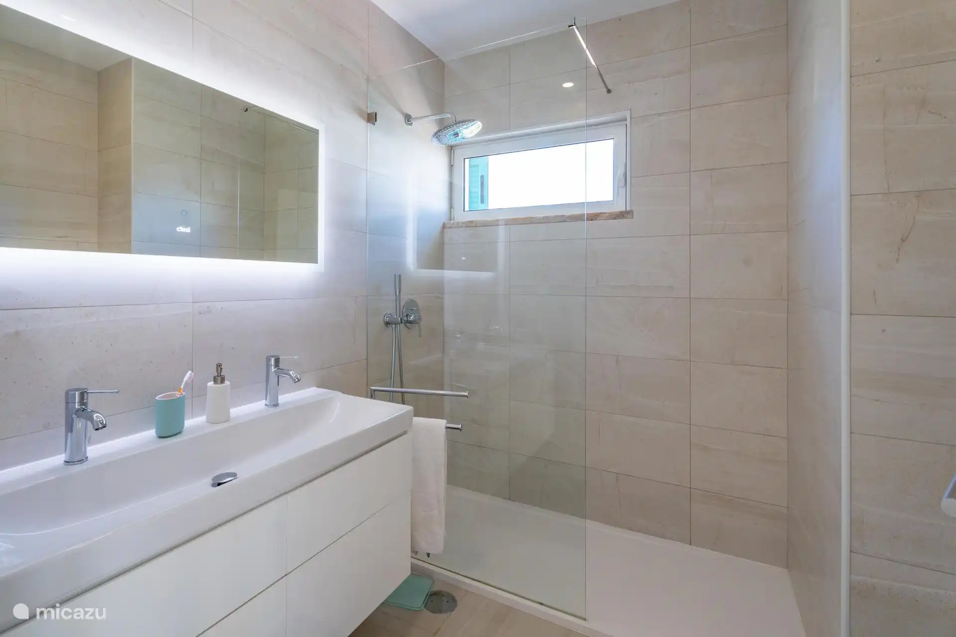 Salle de bain spacieuse à l’étage avec douche à l’italienne, y compris placards.