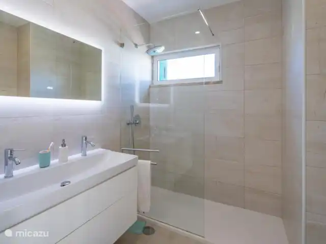 Casa Carpe Diem | Portugal, Algarve, Alvor - villa Salle de bain spacieuse à l’étage avec douche à l’italienne, y compris placards.