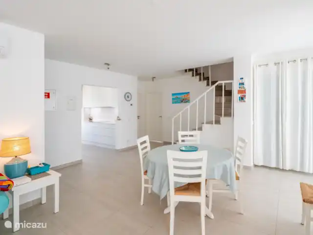 Casa Carpe Diem | Portugal, Algarve, Alvor - villa Le salon avec l’espace ouvert sur la cuisine entièrement équipée et avec les escaliers menant à l’étage, où se trouve la chambre principale, une autre chambre et une grande salle de bain.
