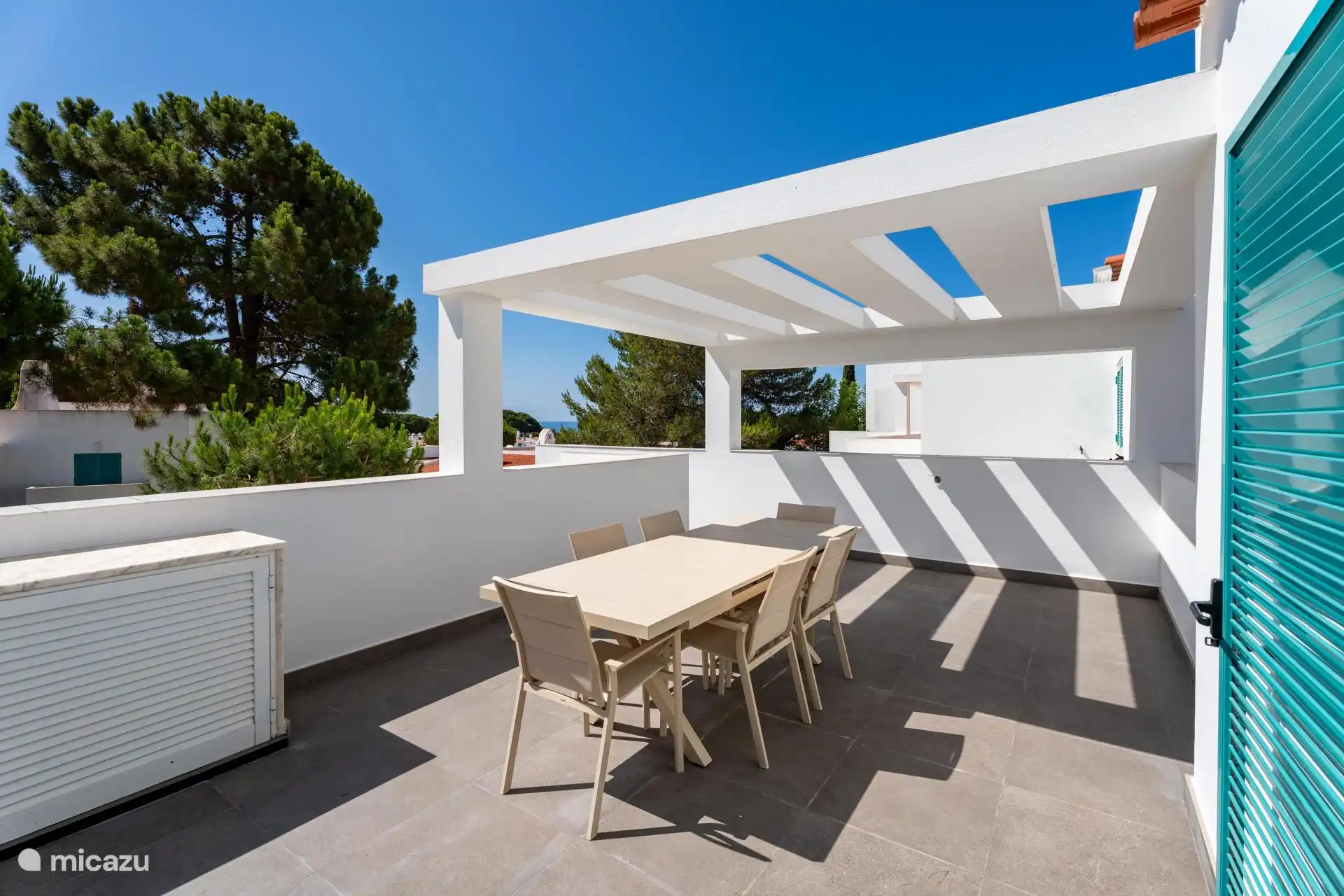 Terrasse à l’étage avec vue sur la mer.