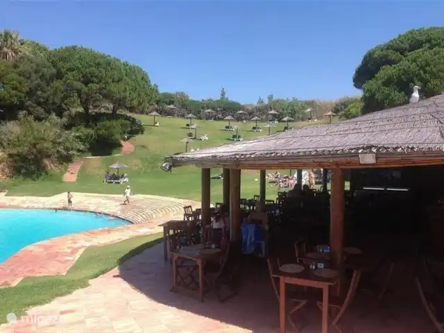 Casa Carpe Diem | Portugal, Algarve, Alvor - villa Dans cette piscine, l’Atlantic Pool, il y a un restaurant où vous pouvez vous détendre pour un déjeuner léger à l’heure du déjeuner. Des parasols en chaume et des transats sont disponibles et peuvent être loués pour une somme journalière modique.