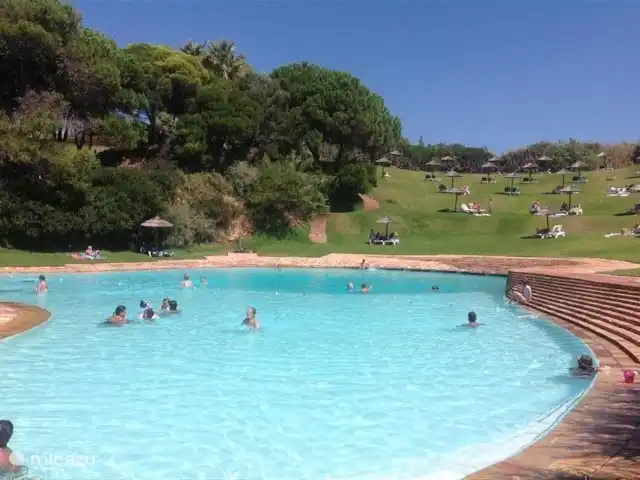 Casa Carpe Diem | Portugal, Algarve, Alvor - villa Piscine centrale de la station Prainha où se trouve notre maison. A 5 minutes à pied de la maison vous trouverez cette belle piscine construite sur les rochers. De beaux espaces de bronzage et une vue magnifique sur les rochers et la mer jusqu'à Alvor et Lagos.