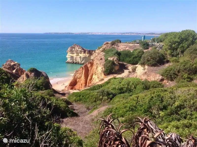 Belle vue depuis le Resort Prainha sur la côte rocheuse et les petites plages. A 5 minutes à pied de notre maison.
