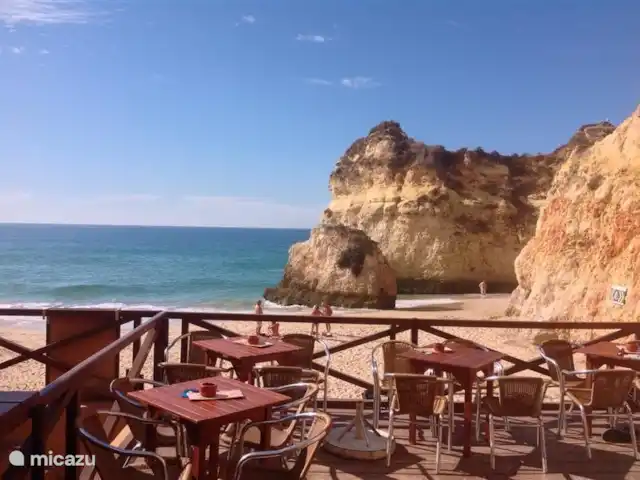 Casa Carpe Diem | Portugal, Algarve, Alvor - villa Restaurant Canico, à quelques pas du resort, accessible par la plage mais aussi à travers les rochers avec un ascenseur. Un bel endroit pour un restaurant, au milieu des rochers et idéal pour dîner ou déjeuner. Belle vue sur tous les rochers de la mer et la plage.