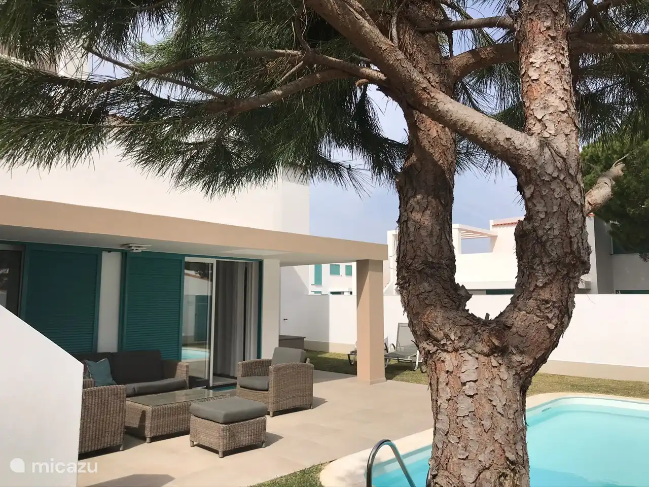 Vue sur l'arrière de la maison, beaucoup d'intimité et beaucoup d'ombre sur la terrasse l'après-midi.