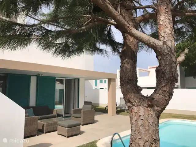Casa Carpe Diem | Portugal, Algarve, Alvor - villa Vue sur l'arrière de la maison, beaucoup d'intimité et beaucoup d'ombre sur la terrasse l'après-midi.