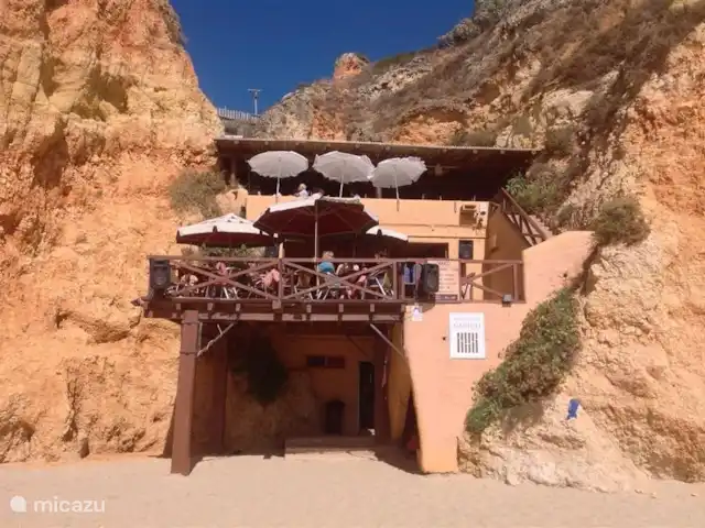 Casa Carpe Diem | Portugal, Algarve, Alvor - villa A 5 minutes de notre maison se trouve le restaurant Canico, dans les rochers avec accès par ascenseur ou par la plage. Une belle vue sur la mer et les rochers; une plage intime.