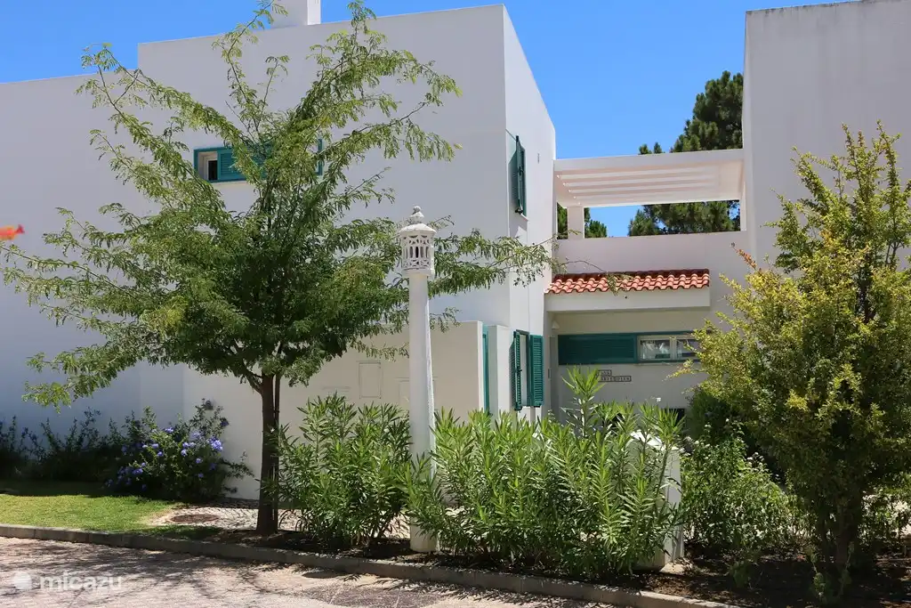 Vue de face de la maison. Il n’y a pas de circulation qui passe devant la maison. Pas de route de transit et beaucoup d’espace devant la porte pour se garer.