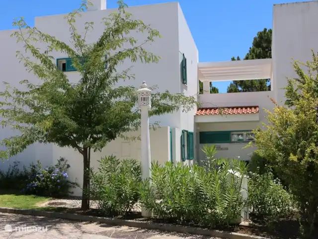 Casa Carpe Diem | Portugal, Algarve, Alvor - villa Vue de face de la maison. Il n’y a pas de circulation qui passe devant la maison. Pas de route de transit et beaucoup d’espace devant la porte pour se garer.