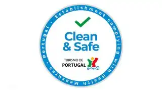 La villa répond aux exigences les plus strictes en matière d’hygiène et de désinfection. Les équipes sont formées pour éviter les risques.