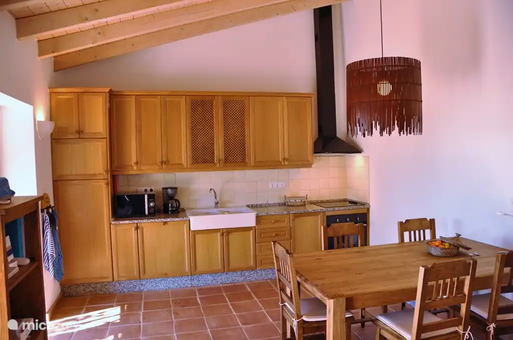 Die Küche ist komplett ausgestattet und hat Türen zur Terrasse.