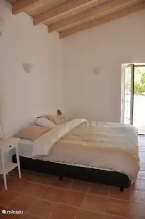 Das Schlafzimmer ist schön und geräumig mit Terrassentüren zum Pool. Es verfügt über ein Kingsize-Bett mit einem Moskitonetz für die Sommermonate. Die hohe Decke zorgt für die Kühle in den heißen Monaten.