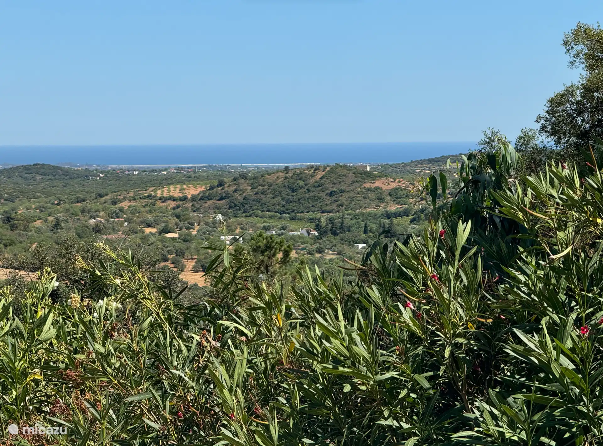 Da Helder etwas höher gelegen ist, hat man einen schönen Blick auf die Hügel und das Meer. 