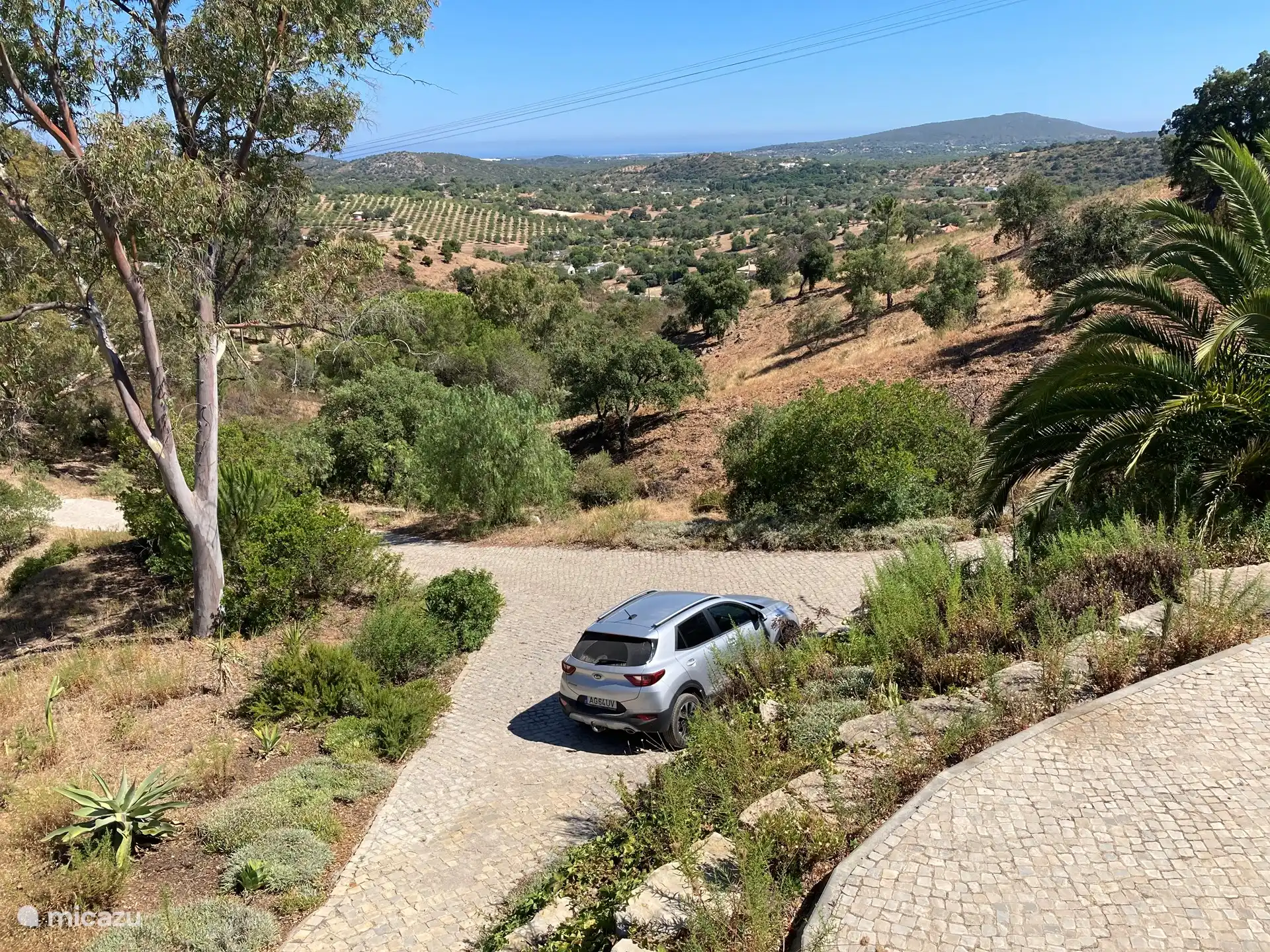 Sie können das Auto direkt neben dem Haus oder auf dem Weg zum Loungebereich parken, wie hier auf dem Bild zu sehen.  