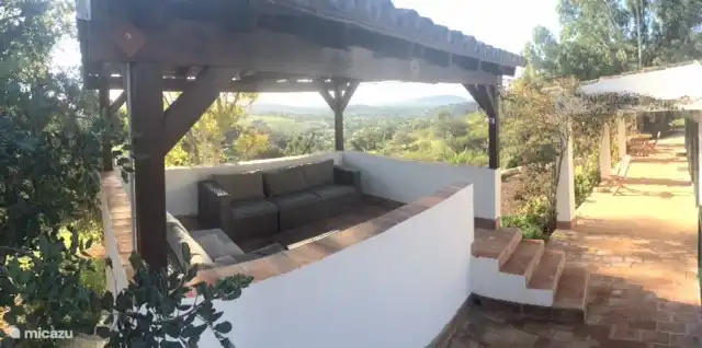 Auf der überdachten Terrasse mit bequemen Lounge-Sofas.