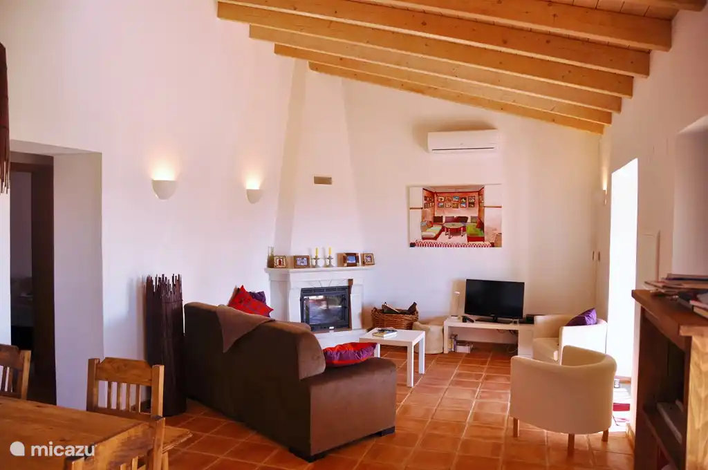 Das Wohnzimmer bietet Platz für fünf Personen und ist sowohl für den Sommer- und Wintermonaten gemütlich eingerichtet Vom Wohnzimmer hat man durch Französisch Türen Aussicht zur Veranda.