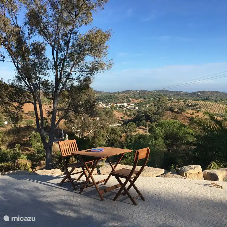 Der Blick von der unteren Terrasse.