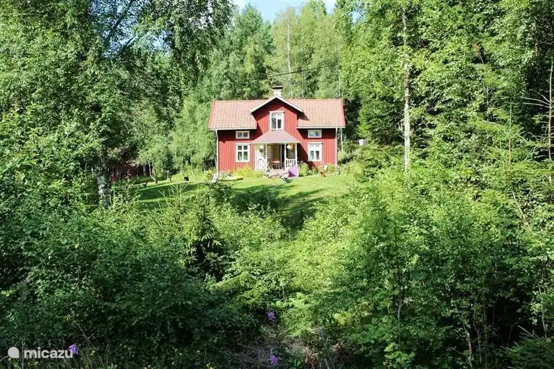 Kråkviken, das Haus von der alten Bahndamm gesehen. Dieser Damm ist nicht mehr im Einsatz, aber schafft eine schöne Trennung.