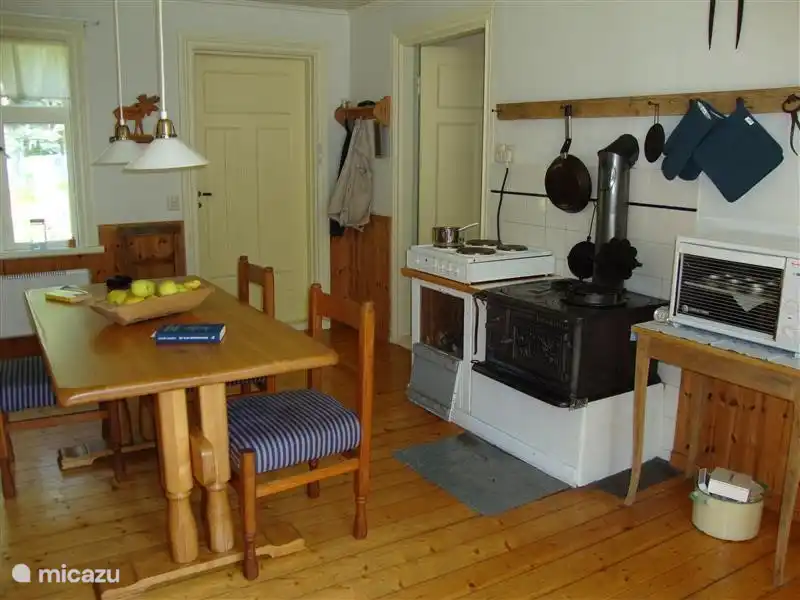 Küche ist original aus dem Jahr 1905, mit echten Husqvarna Herd