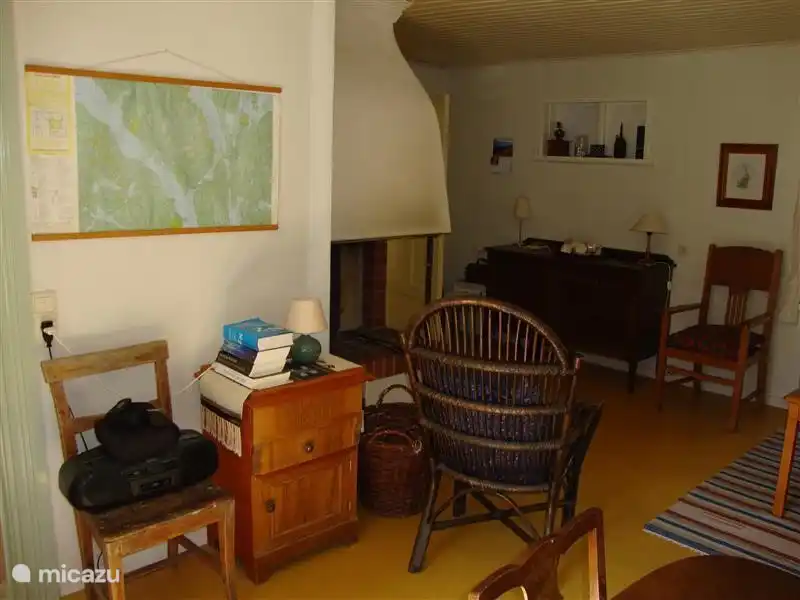 Gemütliches Wohnzimmer mit Kamin.