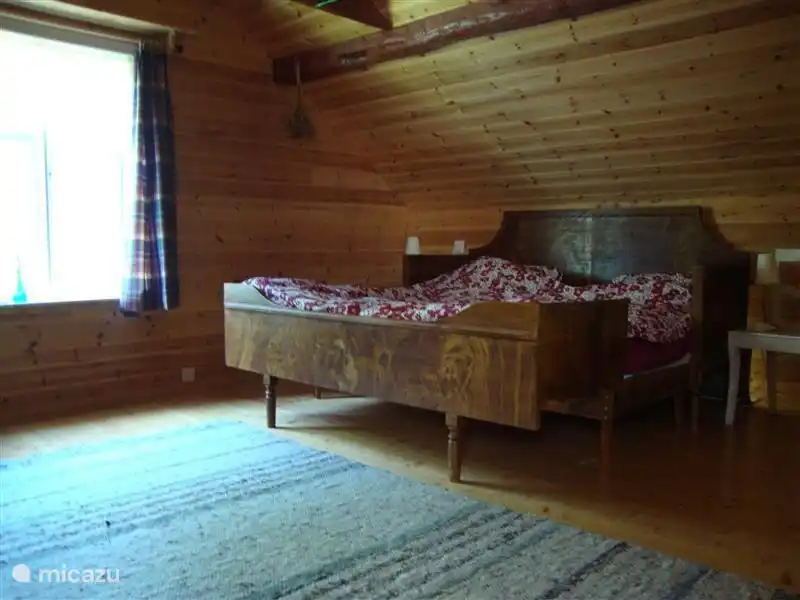 Schlafzimmer mit Doppelbett und 2 x 1 Bett