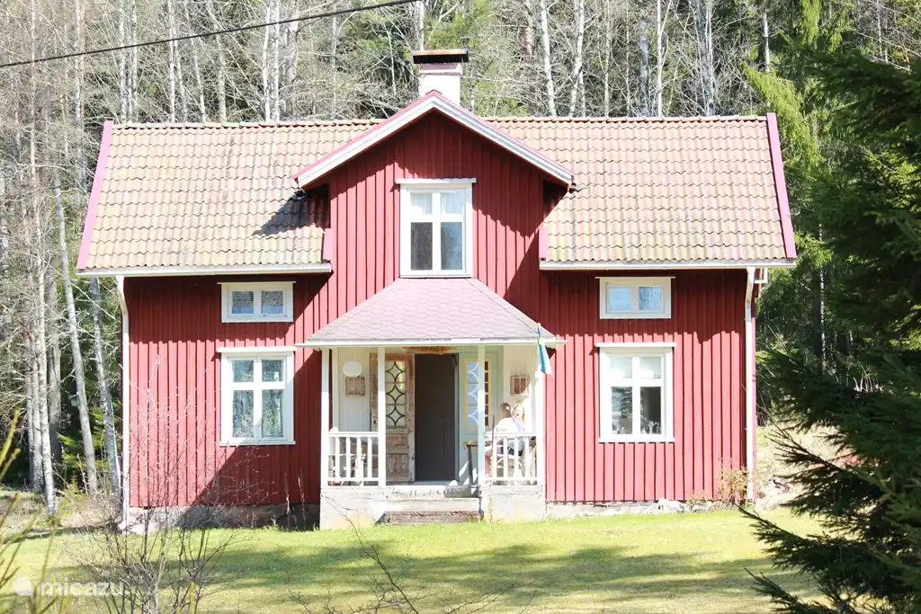 Kråkviken, das Ferienhaus von vorne gesehen, mit Veranda und großem Garten.