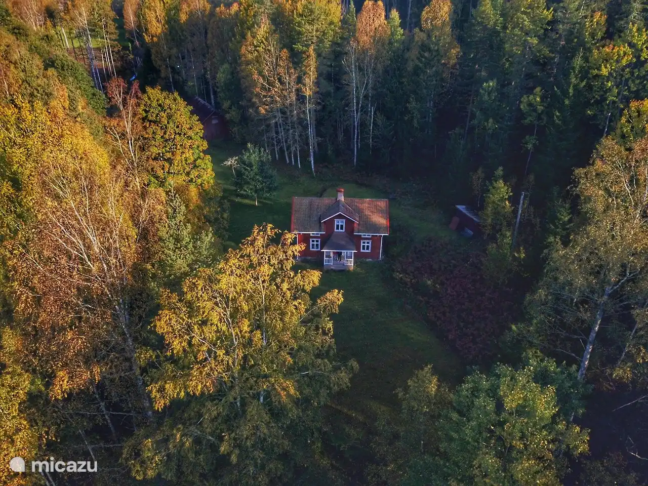 Unser Ferienhaus liegt direkt an einem großen See, wo ein schöner Spaziergang immer möglich ist. Oder genießen Sie einfach eine schöne Tasse Kaffee auf der Veranda mit herrlichem Blick über den See.
