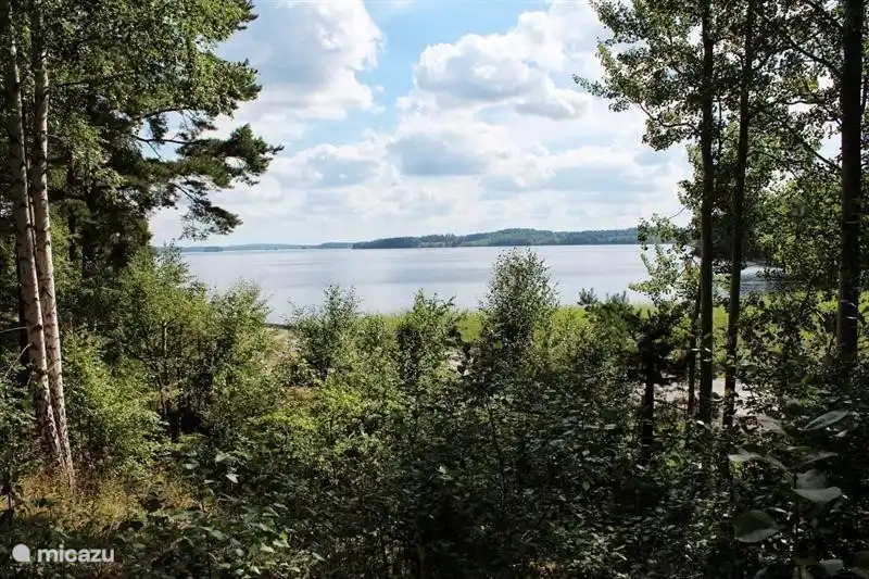 Kråkviken, der Blick von der Veranda blickt über den See Lelången.