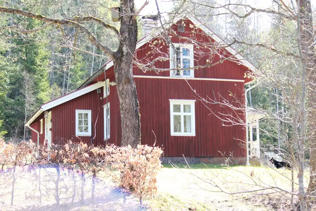 Kråkviken den Garten. Schön und groß und ganz privat.