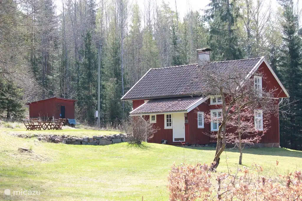 Kråkviken den Garten mit dem großen, alten Scheune. Mehrere sitzen.