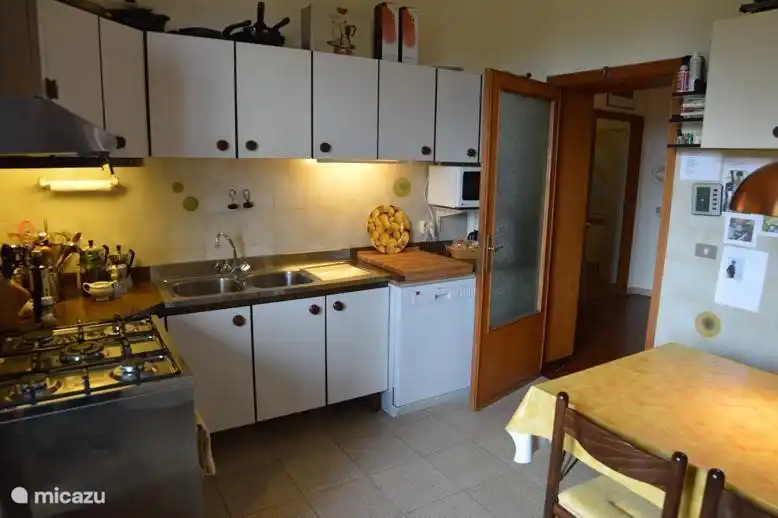 La acogedora cocina es el corazón de la casa.