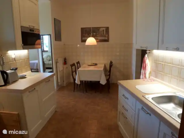 Location de Vacances Italie, Ombrie, Bettona, villa - Belle maison de vacances avec piscine Cuisine appartement au rez-de-chaussée.
